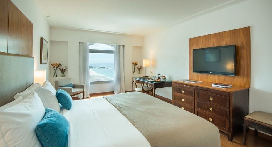 Luxury Room 1 Queen Bed Partial Sea View