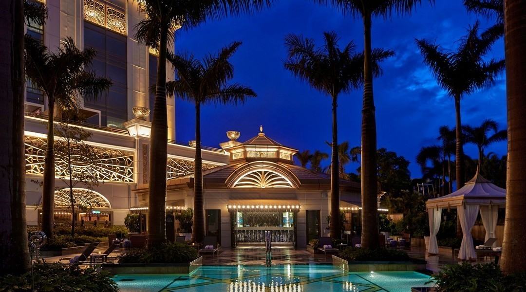  The Ritz-Carlton Pool Bar