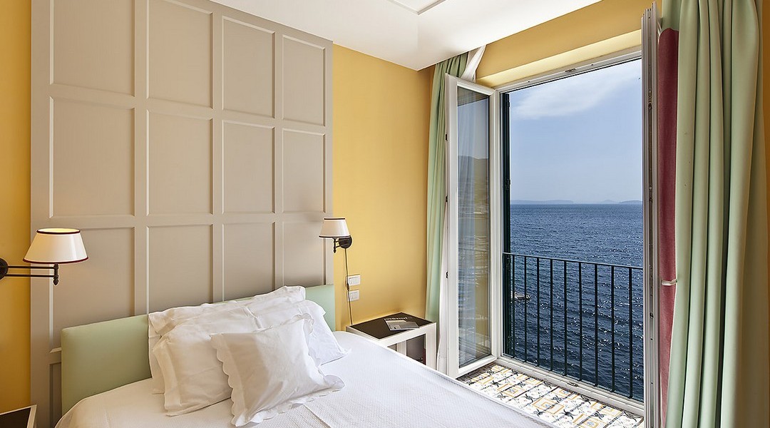 SINGLE STANDARD ROOM WITH WINDOW SEA VIEW 